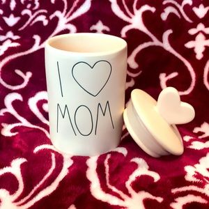 Perfect Mother’s Day gift! Rae Dunn “I ❤️ MOM” mug with heart lid